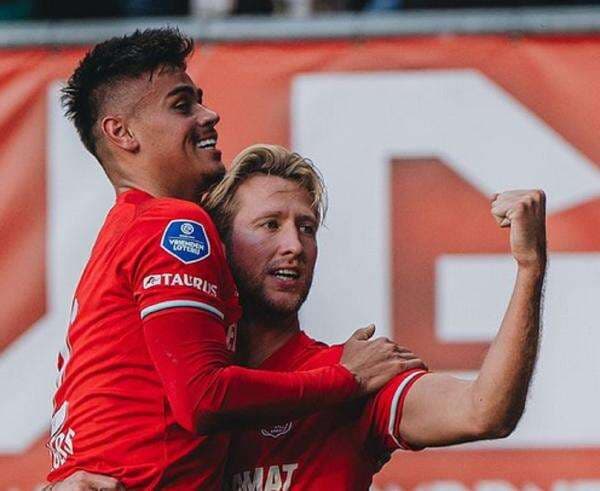 Mees Hilgers Dimainkan FC Twente Gara-Gara Stav Lemkin Cedera?