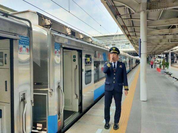 Hari ini Kereta Jarak Jauh Berhenti Luar Biasa di Stasiun Jatinegara, Berikut Daftarnya