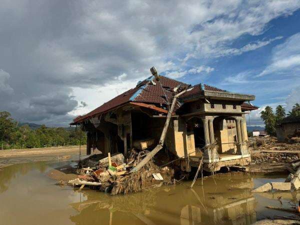 Prabowo Minta Seluruh Kekuatan Dikerahkan Percepat Penanganan Bencana Sumatera