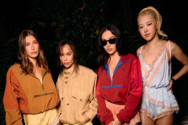 Foto Rose BLACKPINK di PFW 2026 Di-Crop Media Inggris, Netizen Murka! Foto Rose BLACKPINK di PFW 2026 Di-Crop Media Inggris, Netizen Murka!