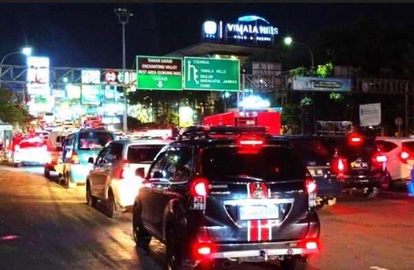 Sabtu Malam Libur Panjang Arus Kendaraan Menuju Puncak Ramai