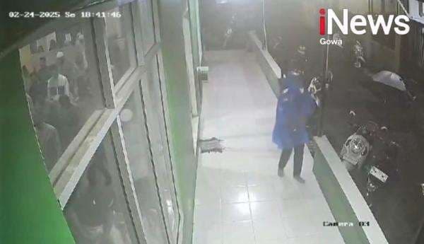 Detik-detik Pria di Gowa Terekam CCTV Curi Laptop dan HP Mahasiswa di Masjid