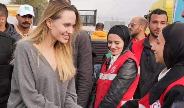 Momen Hangat Aktris Cantik Angelina Jolie Kunjungi Perbatasan Rafah dan Jenguk Pasien Gaza