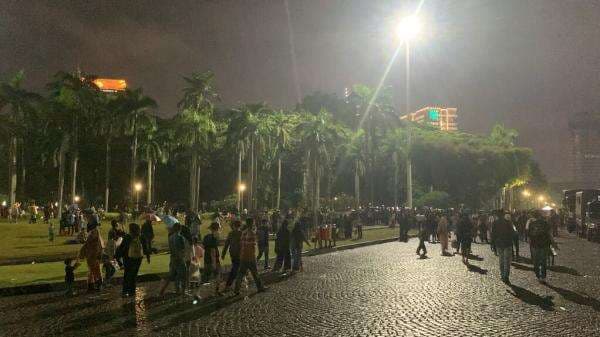 Hujan Guyur Monas di Malam Tahun Baru, Sebagian Pengunjung Tinggalkan Lokasi 