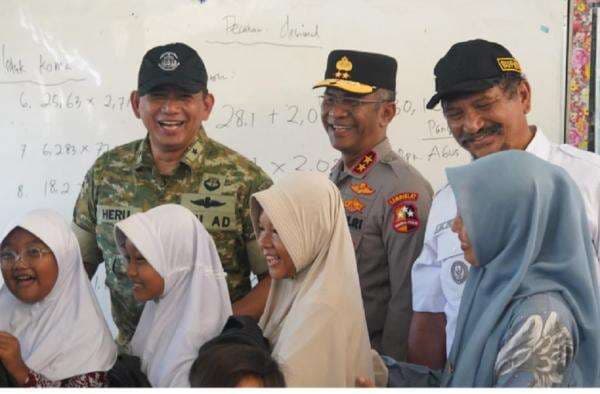 Wakil Panglima TNI dan Gubernur Akpol Tinjau Pemulihan Pascabanjir di Aceh Tamiang