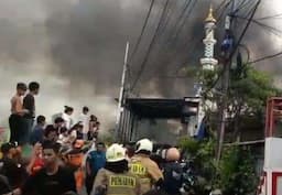 Kebakaran Landa Permukiman Padat di Jatipulo Jakbar, 14 Orang Luka Bakar