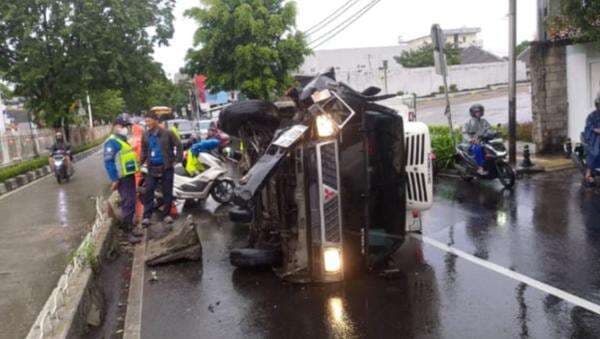 Mobil Boks Terguling Tabrak Separator Busway di Kebon Jeruk Jakbar