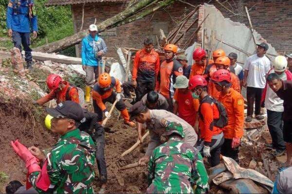 Identitas 4 Orang Sekeluarga Tewas Tertimbun Longsor dalam Rumah di Trenggalek