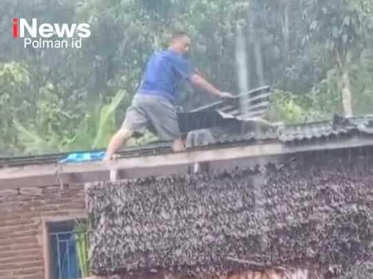 Atap Rumah Warga Desa Riso Terbang Diterjang Angin Kencang, Warga Sekitar Turun Tangan