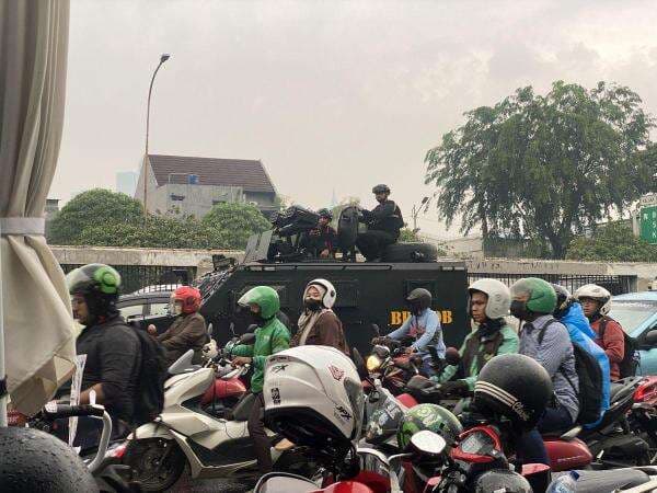 Momen Ratusan Mahasiswa BEM SI Teriaki Mobil Rantis Brimob di Depan DPR RI