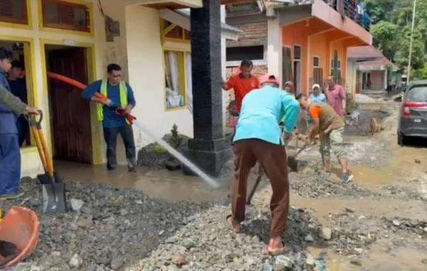 PT Bukit Raya Mudisa Kirim Petugas dan Alat Berat, Bersihkan 63 Rumah Terdampak Banjir Bandang