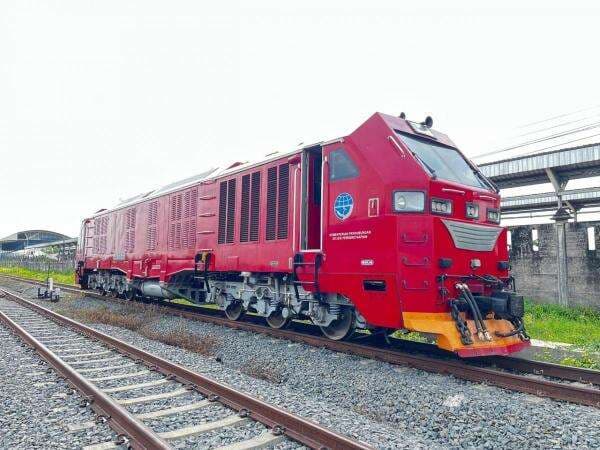 DJKA Kerahkan Lokomotif Penolong CC300 Tangani Gangguan Akibat Banjir di Pekalongan-Sragi