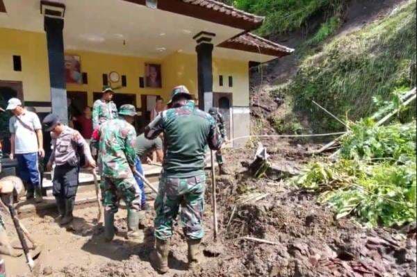 Longsor Hantam Rumah Warga di Antiga Karangasem, Penghuni Selamat Longsor Hantam Rumah Warga di Antiga Karangasem, Penghuni Selamat