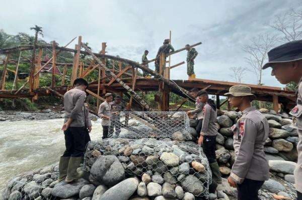 Momen TNI-Polri Bahu-Membahu Bangun Jembatan Darurat di Agam, Sambungkan Daerah Terisolasi