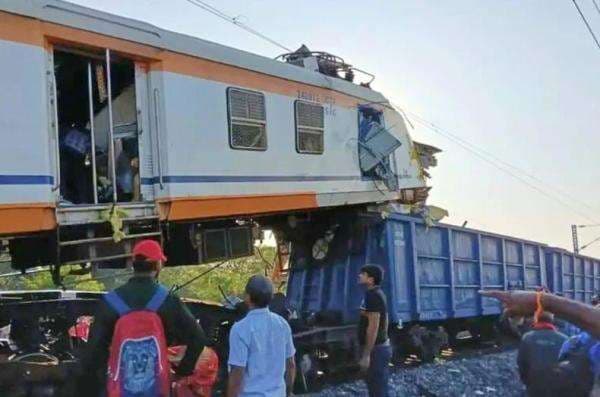 Kereta Penumpang Tabrak Kereta Barang, 11 Orang Tewas