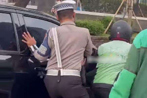 Viral Mobil LCGC Tabrak Driver Ojol di Depan Mapolda Metro, Sempat Mau Kabur