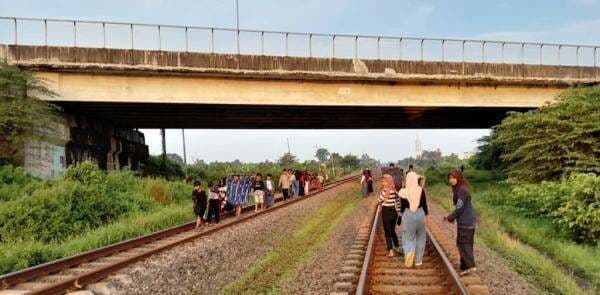 KAI Tegas Larang Ngabuburit di Jalur Kereta Api, Ini Sanksinya!