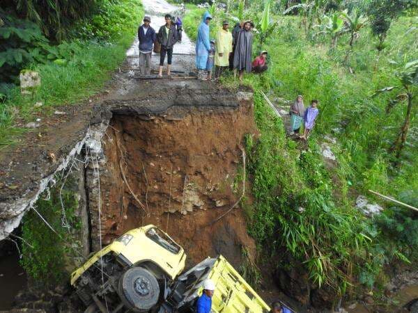 Truk Pengangkut Pasir Terjun Bebas di Jembatan Majasari Pagentan Truk Pengangkut Pasir Terjun Bebas di Jembatan Majasari Pagentan