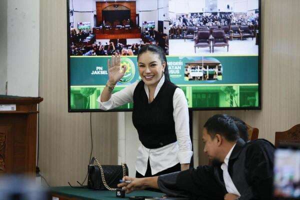 Nikita Mirzani yang Selalu Fashionable di Persidangan, Kali Ini Style Black and White