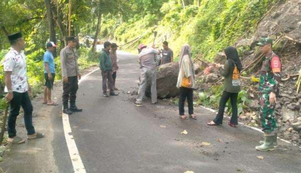 Tanah Longsor Tutup Separuh Jalan di Sinjai, Material Batu Besar Dievakuasi Tanah Longsor Tutup Separuh Jalan di Sinjai, Material Batu Besar Dievakuasi
