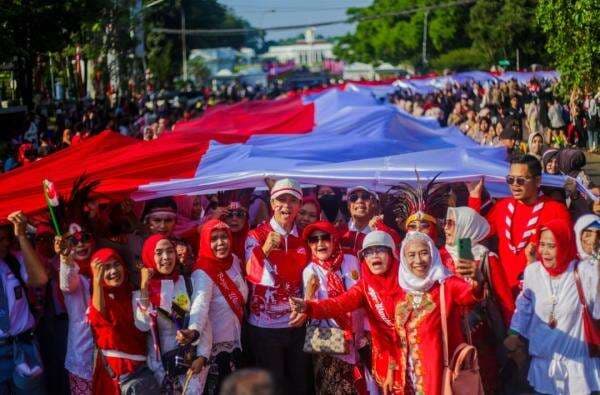 Ribuan Warga Bogor Tumpah Ruah Sambut Arak Arakan Kirab Merah Putih