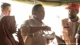 Momen Prabowo Cicipi Makanan di Posko Pengungsi Banjir Aceh