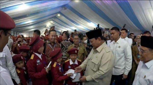 Siswi Beri Surat ke Prabowo: Terima Kasih Kini Kami Bisa Merasakan Bangku Sekolah