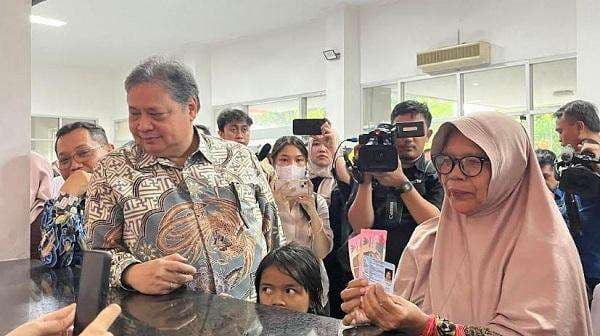 Menko Airlangga Tinjau Penyaluran BLT Kesra Rp900 Ribu di Kantor Pos