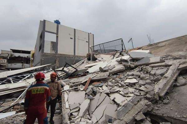 Heboh Bangunan 2 Lantai di Jakut Roboh Timpa 4 Mobil 1 Motor, Tak Ada Korban Jiwa