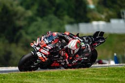 Marco Bezzecchi Rebut Pole MotoGP Portugal 2025, Alex Marquez Terjatuh di Detik Akhir!