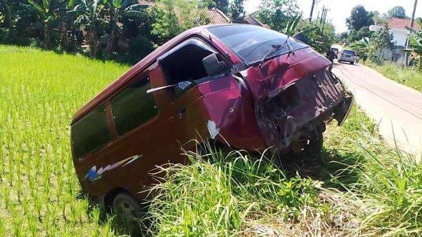 Hindari Tabrak Pemotor Ugal-Ugalan, Minibus Terperosok ke Sawah di Tenjo Bogor Sopir Luka di Kepala