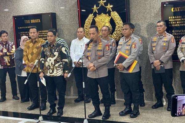 Heboh Kayu Gelondongan di Lokasi Bencana Sumatra, Ada Bekas Gergaji Mesin!