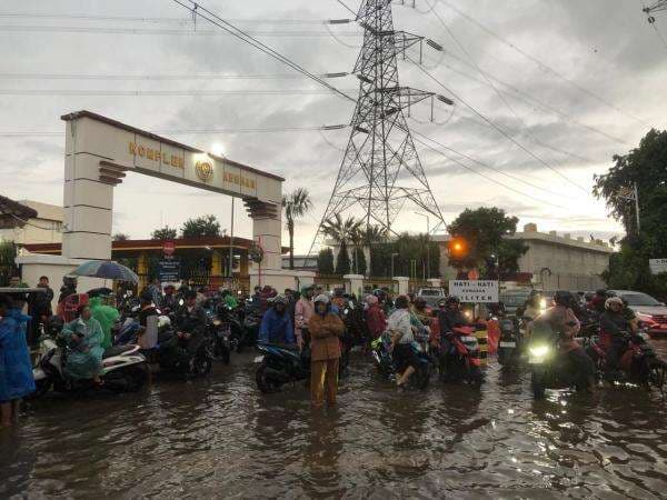 Jalur Menuju Stasiun Whoosh Banjir, Penumpang Diimbau Akses Tol atau LRT