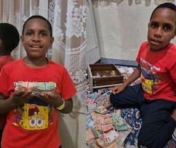 Viral Siswa SD Bongkar Celengan Hasil Cabut Uban Pak Guru untuk Korban Sumatera