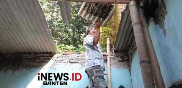 Tolong Bu Bupati Serang! Rumah Ambruk, Keluarga Muhadi di Cikande Bertahan di Bangunan Reyot Tolong Bu Bupati Serang! Rumah Ambruk, Keluarga Muhadi di Cikande Bertahan di Bangunan Reyot