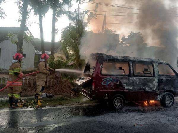 Mobil Suzuki Carry Terbakar di Temayang Bojonegoro, Ini Dugaan Penyebabnya Mobil Suzuki Carry Terbakar di Temayang Bojonegoro, Ini Dugaan Penyebabnya
