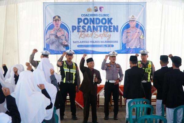 Satlantas Bojonegoro Gencarkan "Police Go To Santri", Edukasi Keselamatan Berkendara di Ponpes