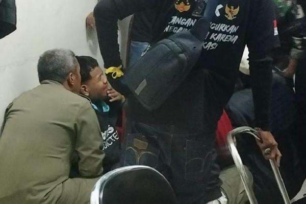 Pemuda di Malang Menangis Ditangkap Warga, Bawa Botol Diduga Bom Molotov usai Demo