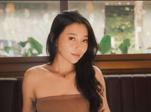 Jadi Sorotan Netizen, Wendy Walters Gelap-gelapan Pamer Kemesraan dengan Pria Misterius