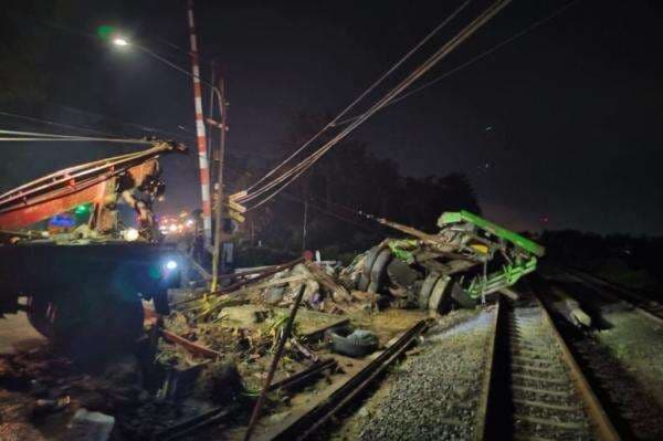 Kecelakaan Kereta Tabrak Truk di Kebumen Tewaskan 1 Orang, 21 Perjalanan KA Terganggu