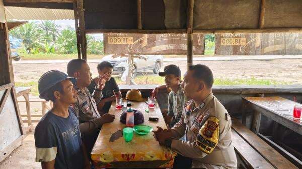 Laksanakan Kegiatan Berbentuk Sambang Warga, Polsek Bukit Kapur Himbau Jaga Kamtibmas Laksanakan Kegiatan Berbentuk Sambang Warga, Polsek Bukit Kapur Himbau Jaga Kamtibmas