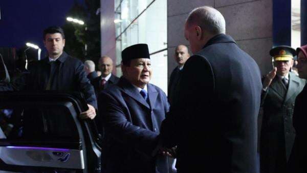 Momen Prabowo Sapa Prajurit Jajar Kehormatan saat Tiba di Turki