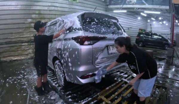 Lucunya Kebangetan! Azia Ketiduran di Tempat Cuci Mobil