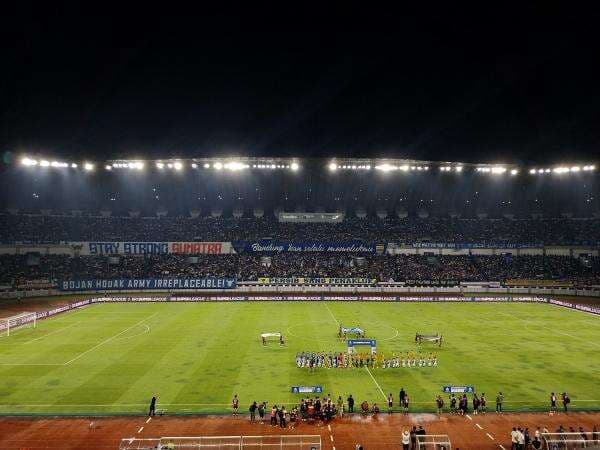 Bojan Hodak Minta Tak Ada Flare saat Persib Bandung vs PSM Makassar, demi Laga Kontra Persija Jakarta Bojan Hodak Minta Tak Ada Flare saat Persib Bandung vs PSM Makassar, demi Laga Kontra Persija Jakarta