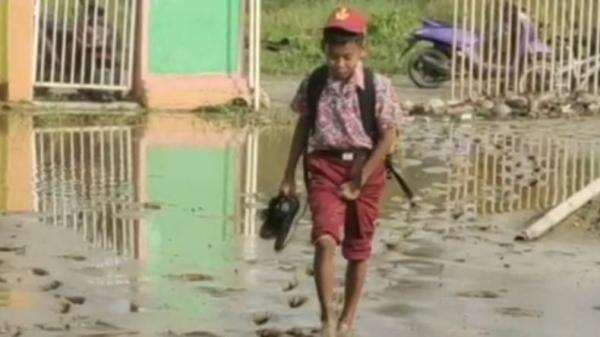 Guru dan Murid SDN 3 Pakue Tengah Nyeker Gegara Lumpur Genangi Sekolah