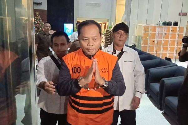 Penampakan Eks Kasi Datun Kejari HSU Taruna Fariadi Pakai Rompi Oranye usai Ditahan KPK