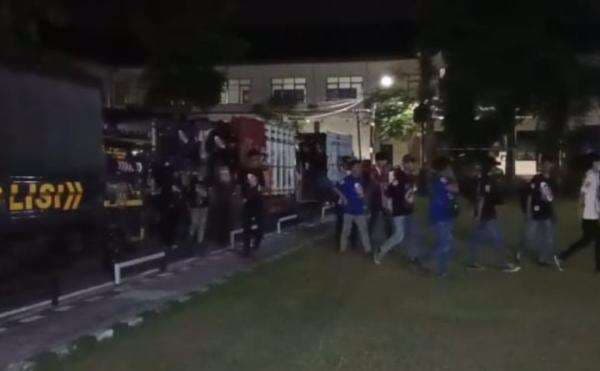 Kronologi Penggerebekan Gerombolan Batandos Hura-hura di Jombang, Temukan Miras dan Live Musik DJ