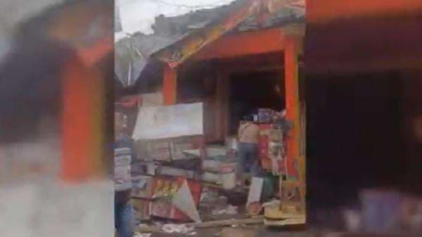 Angin Kencang Terjang Pasar Karangpandan Karanganyar, Puluhan Kios Rusak