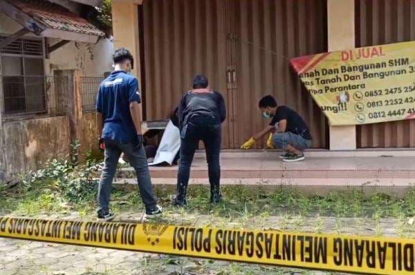 Indramayu Geger! Mayat Perempuan Tanpa Identitas Ditemukan Duduk Bersandar di Teras Ruko