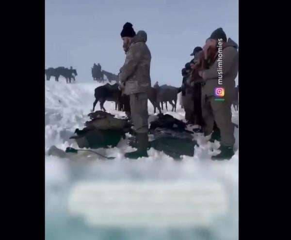 Momen Warga Mongolia yang Beragama Islam Melaksanakan Salat di Tengah Salju